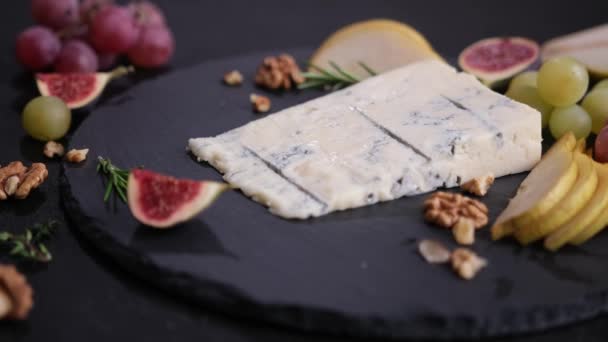 Παραδοσιακό Ιταλικό Τυρί Gorgonzola Πέτρινο Ξύλο Κοπής — Αρχείο Βίντεο