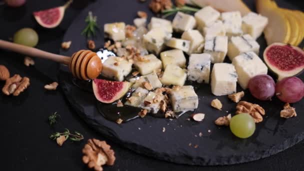 Dilimlenmiş Talyan Gorgonzola Peyniri — Stok video