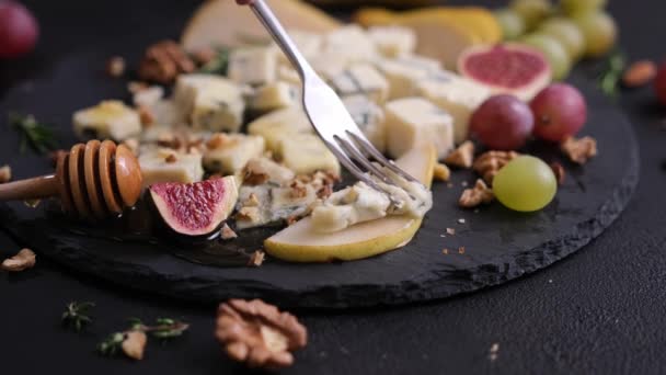 梨のスライスにイタリアのゴルゴンゾーラチーズを塗っ女性 — ストック動画