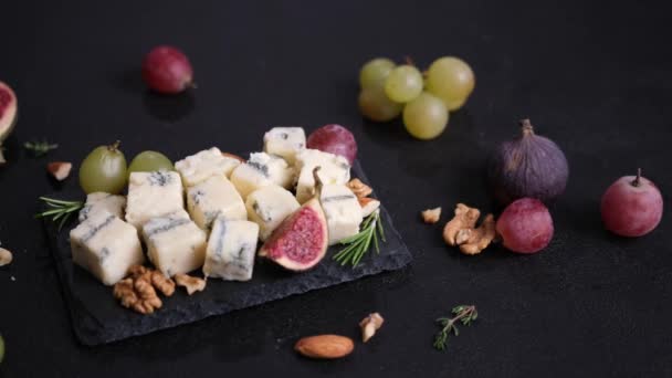 Krájený Tradiční Italský Sýr Gorgonzola Kamenné Sekací Desce — Stock video