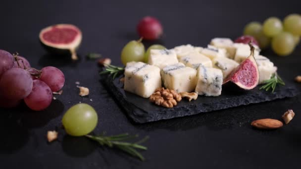 Brânză Tradițională Italiană Gorgonzola Feliată Placa Tăiere Pietrelor — Videoclip de stoc