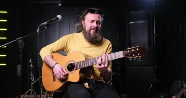Guitarist Man Plays Acoustic Guitar Close Studio — Video