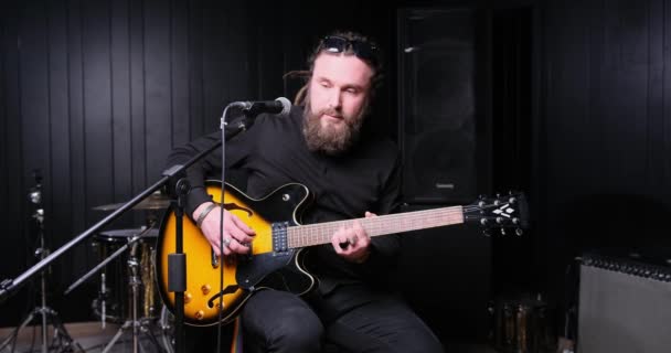 Guitarist Man Plays Electric Guitar Close Studio — Video
