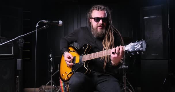 Guitarist Man Plays Electric Guitar Close Studio — Vídeos de Stock