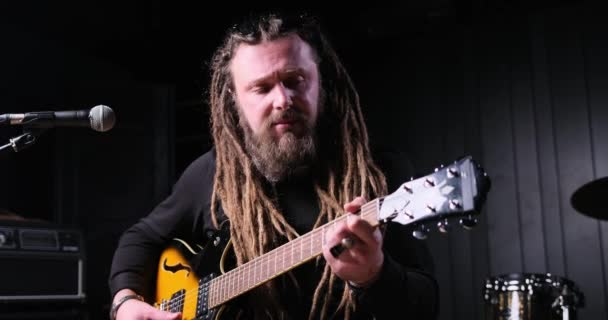 Guitarist Man Plays Electric Guitar Close Studio — Vídeo de stock