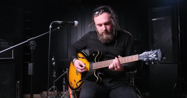 Guitarist Man Plays Electric Guitar Close Studio — 비디오