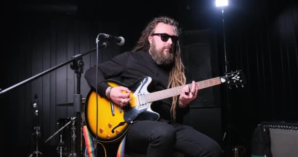 Guitarist Man Plays Electric Guitar Close Studio — 비디오