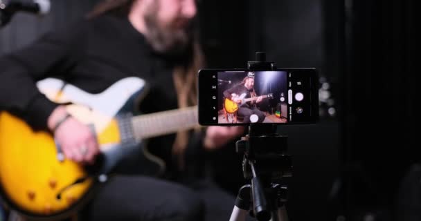 吉他手在录音室弹电吉他特写 — 图库视频影像