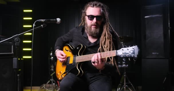 Guitarist Man Plays Electric Guitar Close Studio — Vídeos de Stock