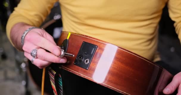 Close Guitarists Hand Plugging Audio Cable Acoustic Guitar — Videoclip de stoc