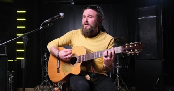 Guitarist Man Plays Acoustic Guitar Close Studio — Vídeos de Stock