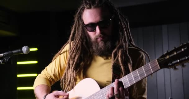 Студии Гитарист Играет Акустической Гитаре Крупным Планом — стоковое видео