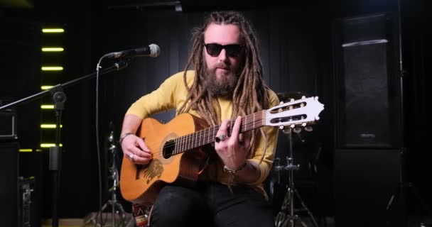 Guitarist Man Plays Acoustic Guitar Close Studio — Stock video