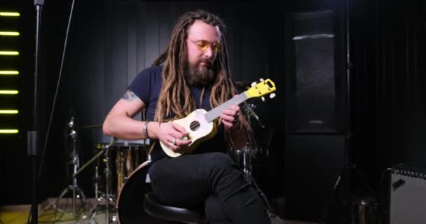Guitarist Man Plays Ukulele Guitar Close Studio — Stock videók