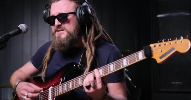 Guitarist Man Plays Electric Guitar Close Studio — Vídeo de Stock