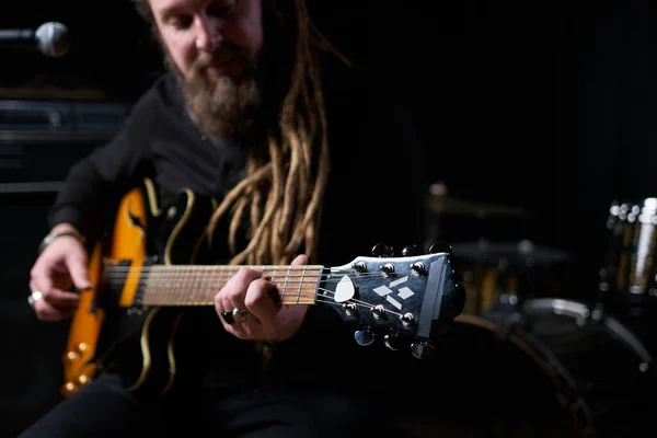 Guitarist Man Plays Electric Guitar Close Studio — Stock Photo, Image
