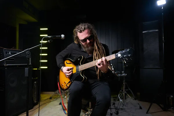 Guitarist Man Plays Electric Guitar Close Studio —  Fotos de Stock