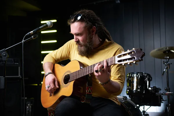 Guitarist Man Plays Acoustic Guitar Close Studio — Stok fotoğraf