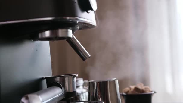 Closeup Αργή Κίνηση Καθαρισμού Ατμού Ραβδί Της Μηχανής Καφέ — Αρχείο Βίντεο