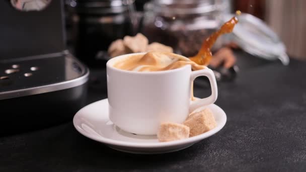 Kawałek Brązowego Cukru Wpada Świeżego Gorącego Kubka Kawy Espresso — Wideo stockowe