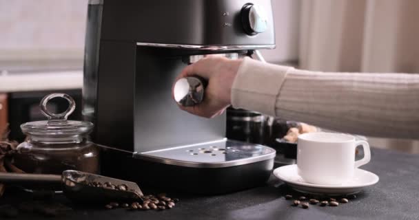 Mulher Fazendo Café Colocando Portafilter Uma Máquina Café — Vídeo de Stock