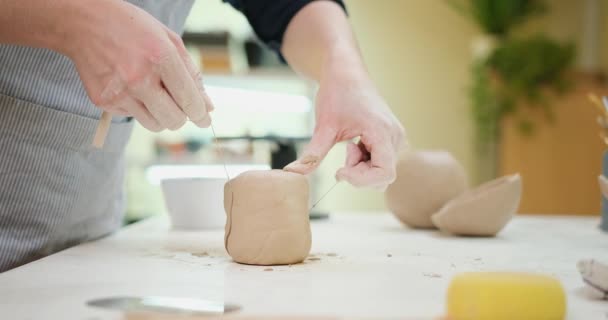 陶瓷工作室的女陶工用线切割粘土 — 图库视频影像