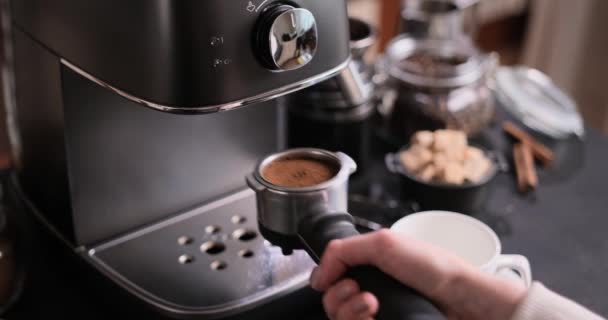 Γυναίκα Κάνει Καφέ Βάζοντας Portafilter Μια Μηχανή Καφέ — Αρχείο Βίντεο