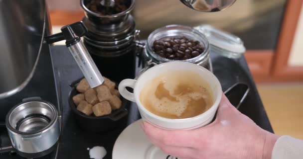 Het Toevoegen Van Koffiemelk Een Kopje Zwarte Koffie — Stockvideo