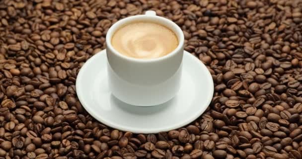 Keramische Tasse Heißen Schwarzen Kaffee Mit Einem Rotierenden Hintergrund Aus — Stockvideo