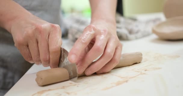Woman Cutting Clay Blade Standing Table Studio — Stock videók