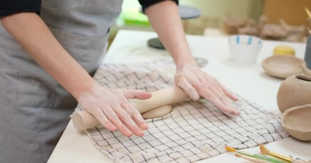 业余爱好概念 女陶工在陶器作坊里带滚针的滚动黏土 — 图库视频影像