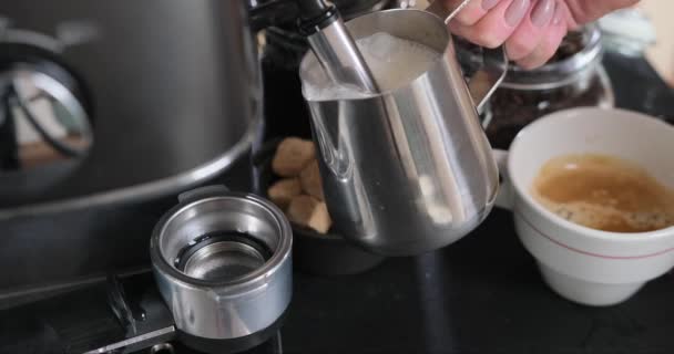 Latte Förberedelse Kaffemaskinen Skummar Mjölk Kanna Mjölk — Stockvideo