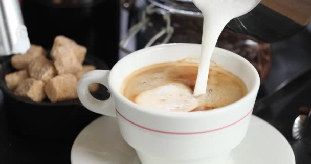 Dodawanie Śmietanki Kawy Filiżance Czarnej Kawy — Wideo stockowe