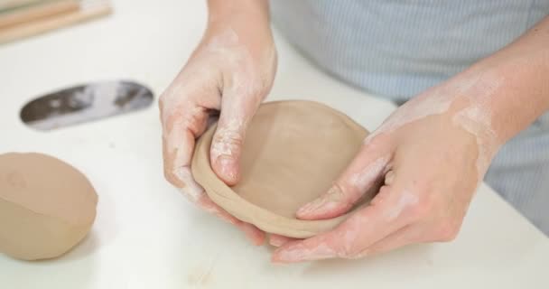 手工形成粘土罐形状的妇女 在艺术工作室中的特写 — 图库视频影像