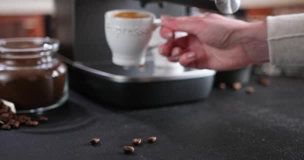 Kvinna Lägger Nybakad Kopp Varm Espresso Ett Bord — Stockvideo