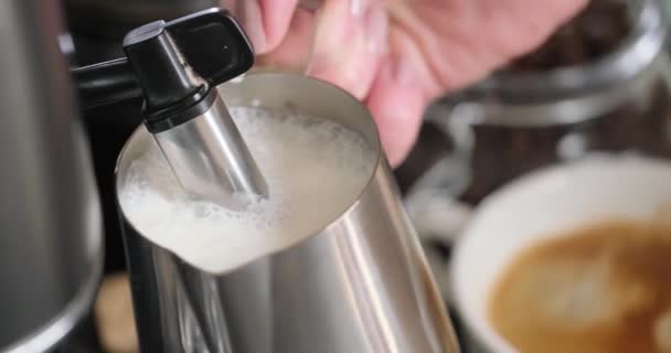 Preparazione Latte Macchina Caffè Sta Schiumando Latte Una Brocca Latte — Video Stock