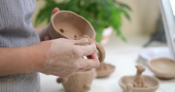 手工形成陶瓷杯形状的妇女 在艺术工作室中的特写 — 图库视频影像
