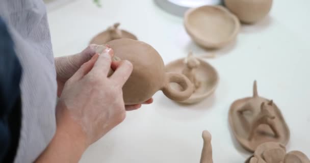 Kobieta Tworząc Gliniany Kształt Filiżanki Przez Ręce Zbliżenie Studio Artystycznym — Wideo stockowe