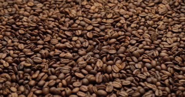 Geroosterde Koffiebonen Draaien Bovenaanzicht Hoogwaardig Beeldmateriaal — Stockvideo