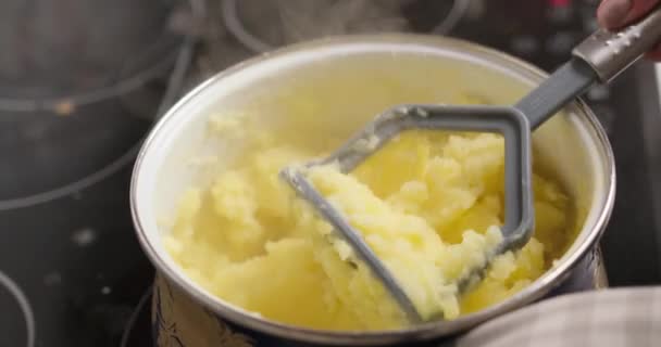 ストーブの上にマッシュポテトの小さな鍋を攪拌 高品質4K映像 — ストック動画
