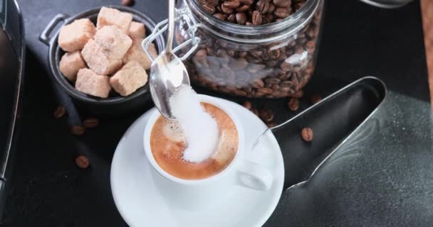 Zbliżenie Kubka Cappuccino Pianką Mleczną Miesza Się Łyżką — Wideo stockowe