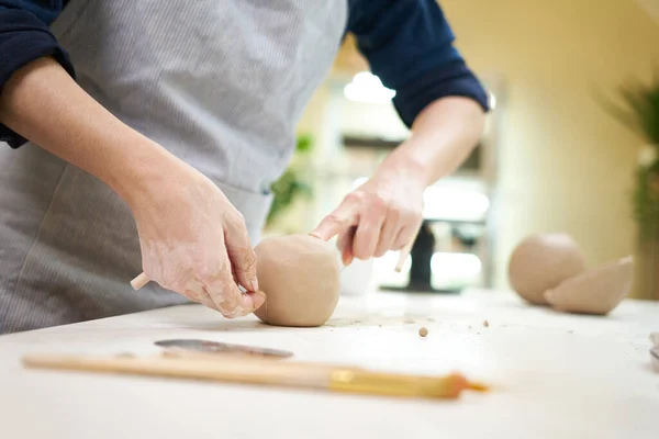 Female Potter Cutting Clay Thread Pottery Studio — 图库照片