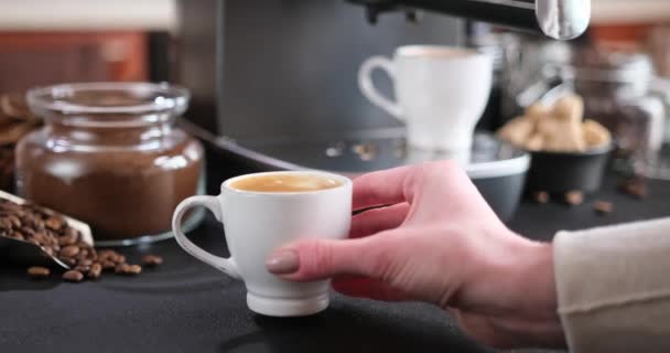 Kadın Masaya Yeni Yapılmış Sıcak Espresso Koyuyor — Stok video