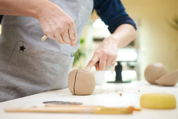 Female Potter Cutting Clay Thread Pottery Studio — Foto Stock