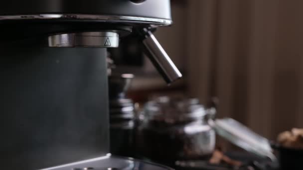 クローズアップコーヒーマシンのスローモーションパージスチームワンド — ストック動画