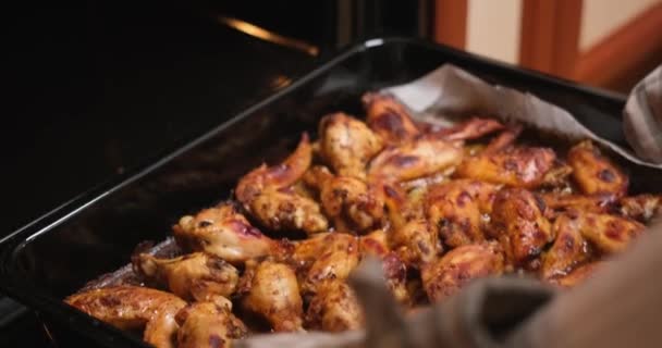 Frau Holt Buffalo Chicken Wings Aus Dem Ofen — Stockvideo