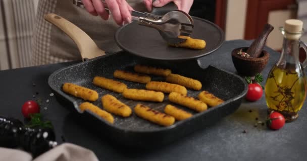 Mozzarella Peynirli Çubuklar Yağlı Izgara Kızartma Tavasında Kızartılır — Stok video