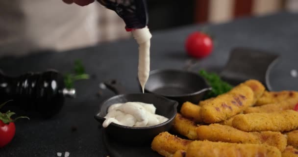 Squeezeng Saus Tartar Dalam Mangkuk Keramik Dengan Mozzarella Keju Tongkat — Stok Video