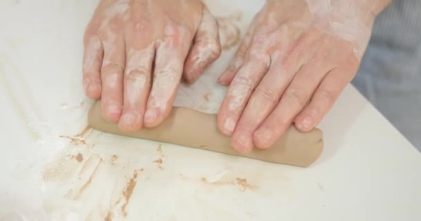 Technika Ręcznego Ugniatania Ceramice Kobieta Zaklinająca Glinę Rękami Stojącymi Stołem — Wideo stockowe