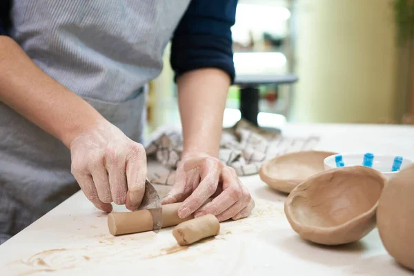 Woman Cutting Clay Blade Standing Table Studio — Foto de Stock